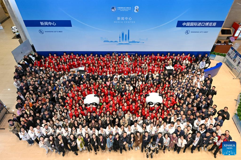 10 نومبر 2025۔ آٹھویں چائنا انٹرنیشنل امپورٹ ایکسپو (CIIE) 10نومبر کو شنگھائی میں اختتام پذیر ہوئی ۔ ایکسپو کے کامیاب انعقاد کے بعد رضاکاروں اور میڈیا کارکنان کا ایکسپو کے میڈیا سینٹر میں گروپ فوٹو (شنہوا/چھین ہاؤمنگ) 