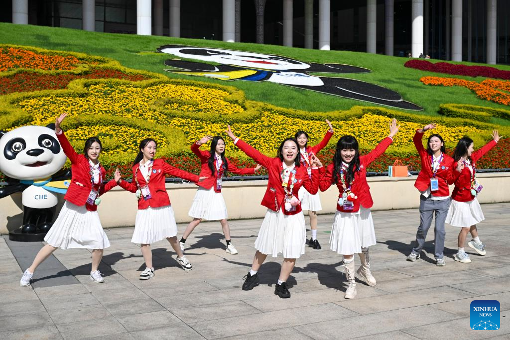 10 نومبر 2025۔ آٹھویں چائنا انٹرنیشنل امپورٹ ایکسپو (CIIE) 10نومبر کو شنگھائی میں اختتام پذیر ہوئی ۔ ایکسپو کے کامیاب انعقاد کے بعد مسرور رضاکار خوشی سے رقص کرتے ہوئے تصویر کھنچوا رہی ہیں۔ (شنہوا/چھین ہاؤمنگ)