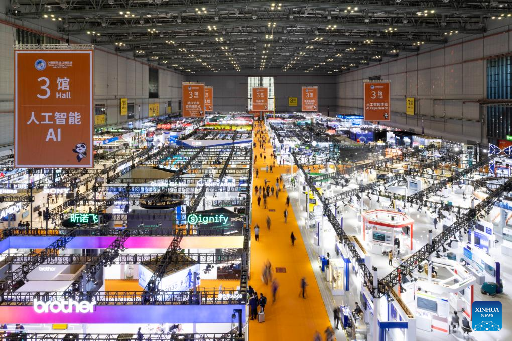 10 نومبر 2025۔ آٹھویں CIIE کے دوران انٹیلی جنٹ انڈسٹری اینڈ انفارمیشن ٹیکنالوجی کے نمائشی علاقے کا فضائی منظر ۔ آٹھویں چائنا انٹرنیشنل امپورٹ ایکسپو 10نومبر کو شنگھائی میں اختتام پذیر ہوئی۔ (شنہوا / وانگ شیانگ)