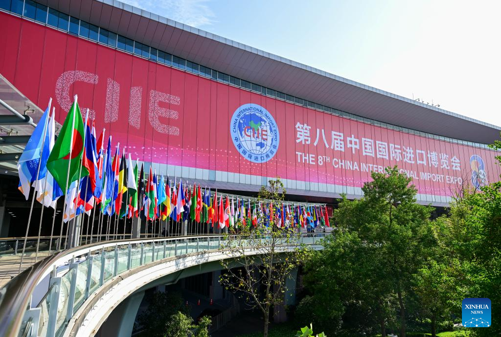 10 نومبر 2025۔ آٹھویں CIIEکے مرکزی مقام نیشنل ایگزیبیشن اینڈ کنونشن سینٹر کا بیرونی منظر ۔ آٹھویں چائنا انٹرنیشنل امپورٹ ایکسپو 10 نومبر کو شنگھائی میں اختتام پذیر ہوئی ۔ (شنہوا/ ٹسائی شیانگ شن)
