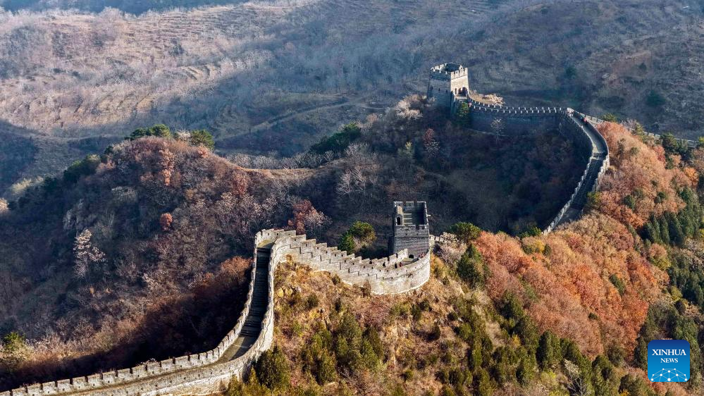 10 نومبر 2025 ۔ تھیان جن کی ڈسٹرکٹ جی جو اور صوبہ حہ بے کی کاونٹی شنگ لونگ کے درمیان دیوارِ چین کے حوانگ یا گوان سیکشن کا فضائی منظر ۔ (شنہوا/ لیو مانٹسانگ)