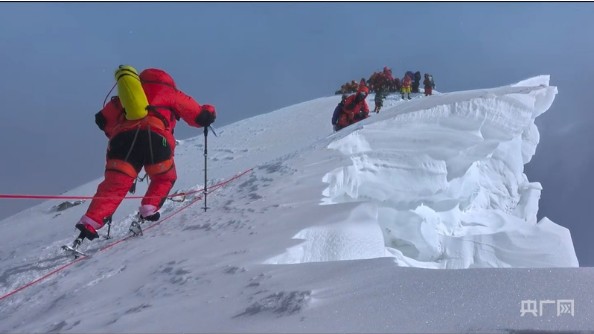 چینی کوہ پیما شیا بویو ، اپنی مصنوعی ٹانگوں کے ساتھ ماونٹ چومولانگما پر چڑھ رہے ہیں۔ (تصویر CNR.CN)