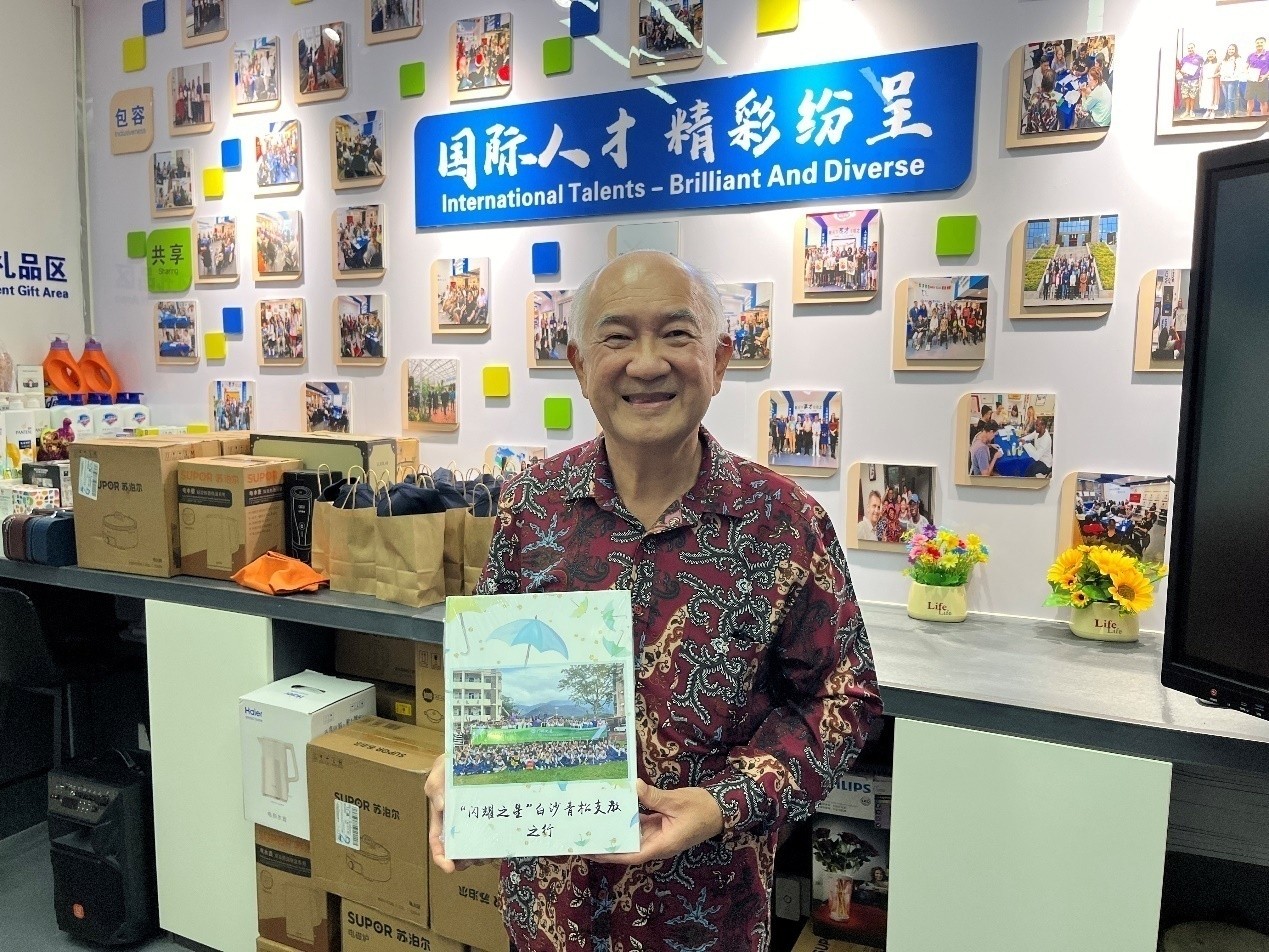 فارن ایکسپرٹ بک ہاؤس کے کنسلٹنٹ ، پروفیسر فو جی ہو اپنی رضاکارانہ خدمات کی تصاویر کے ساتھ ( پیپلز ڈیلی آن کائن / سونگ گہ)