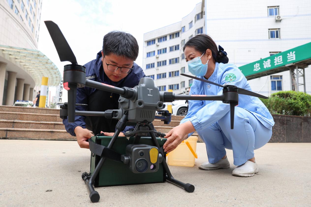  3 جون 2025۔ صوبہ حوبے کے شہر شیانگ یانگ کے ایک ہسپتال میں طبی عملے کا ایک رکن ڈرون پر خون کے نمونے لوڈ کر رہا ہے۔ (تصویر/یانگ دونگ)