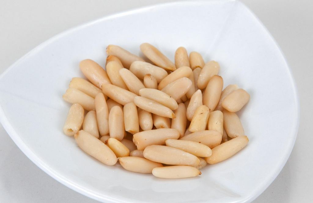 چینی مارکیٹ میں پاکستانی چلغوزے  اور جنوبی افریقا کے مکادامیا کی بڑھتی ہوئی مانگ