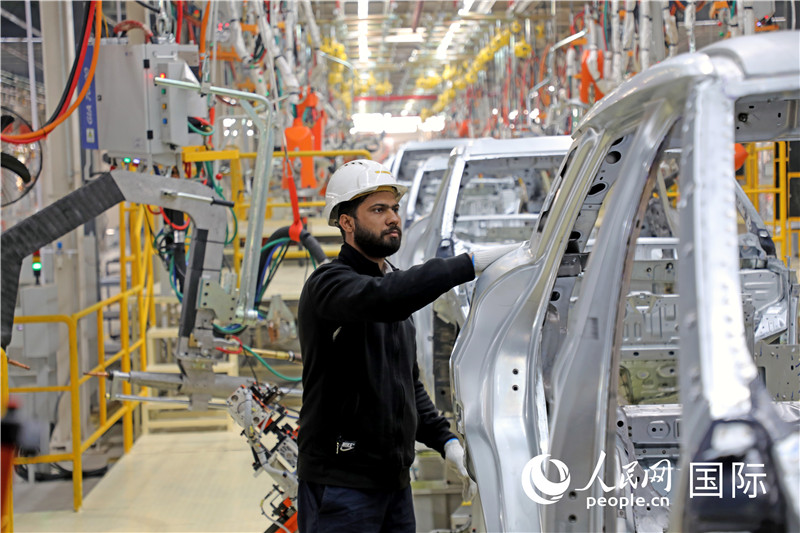 چیری کی پاکستان میں قائم پروڈکشن فیکٹری میں، مقامی کارکن پروڈکشن لائن پر معمول کی جانچ کر رہے ہیں۔(پیپلز ڈیلی آن لائن/جاؤ یی پھو)