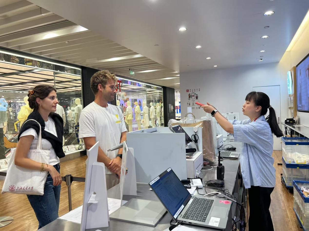 شنگھائی میں ایک معروف بین الاقوامی فیشن برینڈ کے فلیگ شپ سٹور پر سیاح ڈیپارچر ٹیکس ریٹرن کے لیے درخواست دے رہے ہیں۔ (پیپلز ڈیلی/تھیان حونگ)