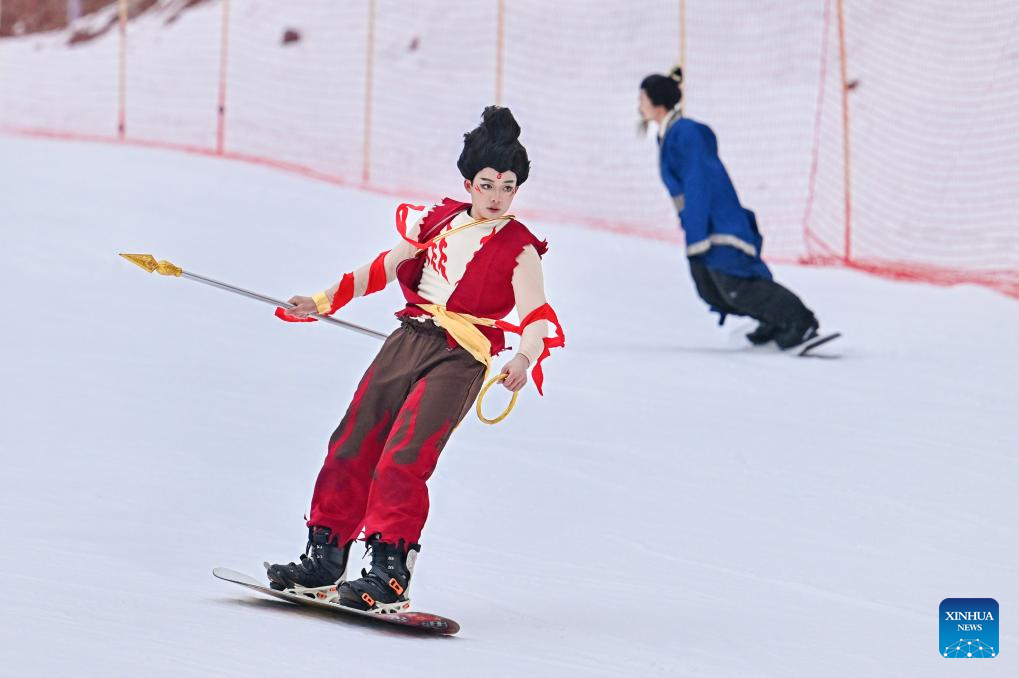 8 دسمبر 2025 ۔صوبہ سچوان کی کاونٹی وین چھوان کے چیانگ رینگو ریزورٹ میں ایک پرفارمر ، نہ جہ کے روپ میں سکیئنگ کر رہاہے ۔ (شنہوا/جیانگ ہونگ جینگ)
