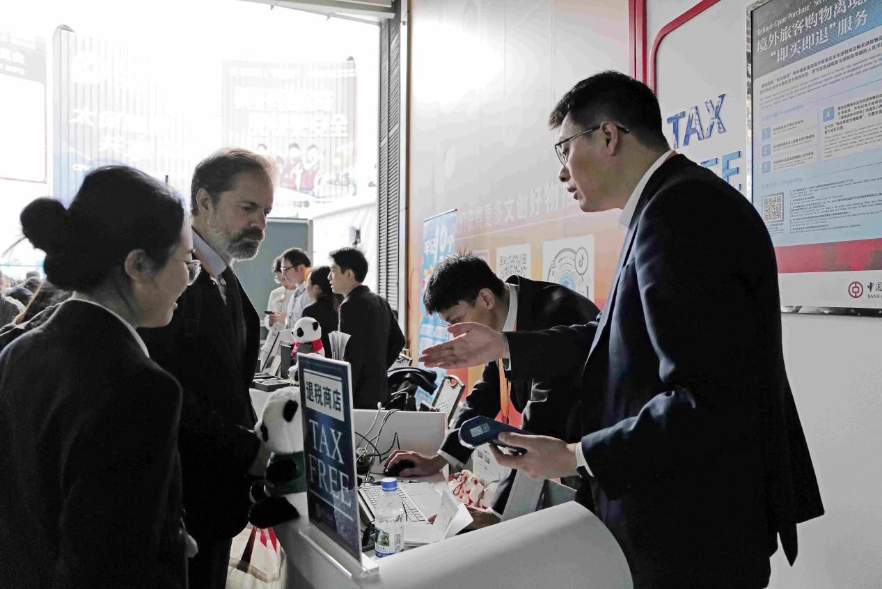 چین کی 8ویں بین الاقوامی درآمدی نمائش میں قائم کیا گیا مرکزی انسٹینٹ ٹیکس ریٹرن سروس سٹیشن ۔ (تصویر/یِن لی چھن)