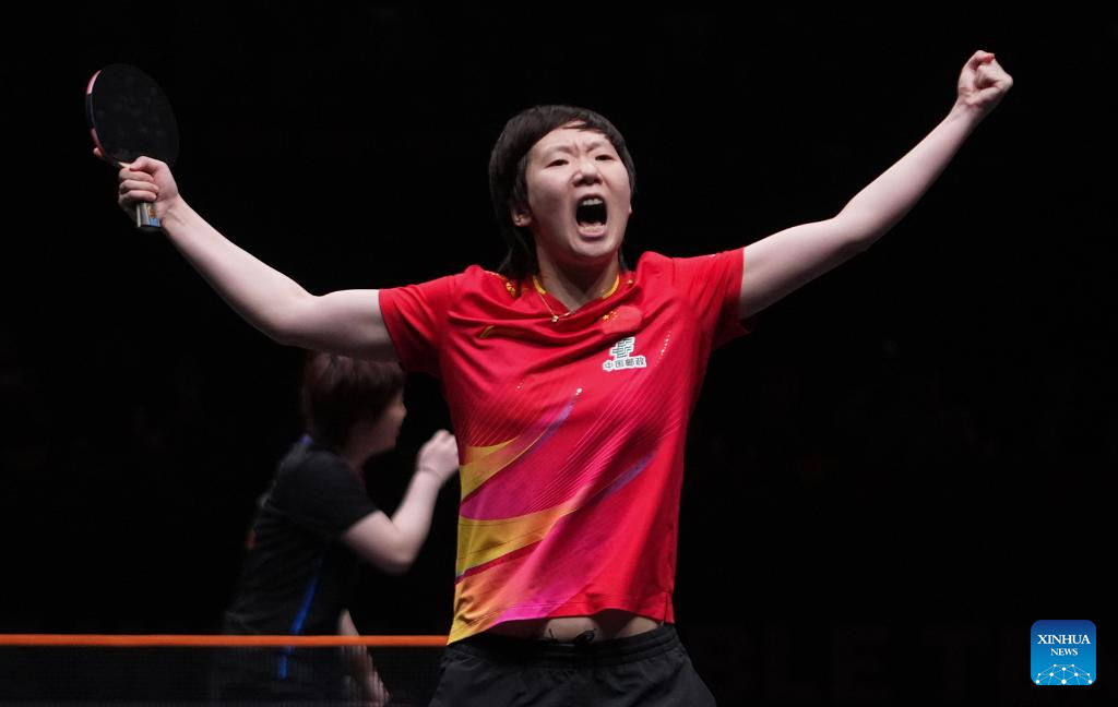 14 دسمبر 2025۔ہانگ کانگ میں ورلڈ ٹیبل ٹینس فائنل 2025  میں وانگ مان یو اپنی مقابل ، چین ہی کی کھلاڑی  کھوائی مان کو شکست دینے کے بعد خوشی کا اظہار کر رہی ہیں۔  (شنہوا/لوئی سیووائی)