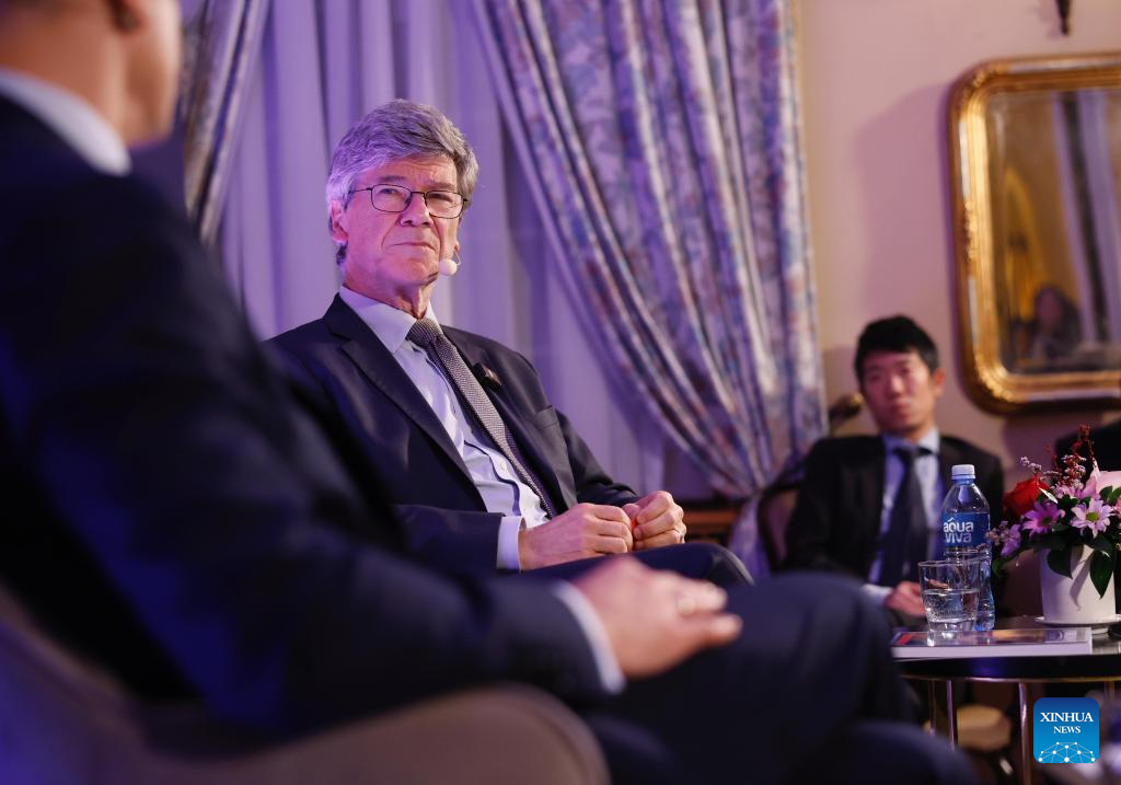 16 دسمبر 2025 ۔سربیا کے دارالحکومت بلغراد میں ہونے والی بات چیت کے دوران امریکی معیشت دان جیفری ساکس ۔ (شنہوا)