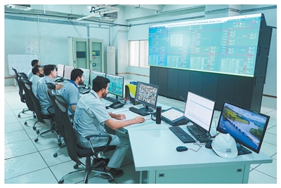 سکی کناری ہائیڈرو پاور منصوبے کے مرکزی کنٹرول روم میں چینی اور پاکستانی انجینئرز یونٹس کی آپریشنل صورت حال کی نگرانی کر رہے ہیں(تصویر: دَنگ ہائی لونگ)