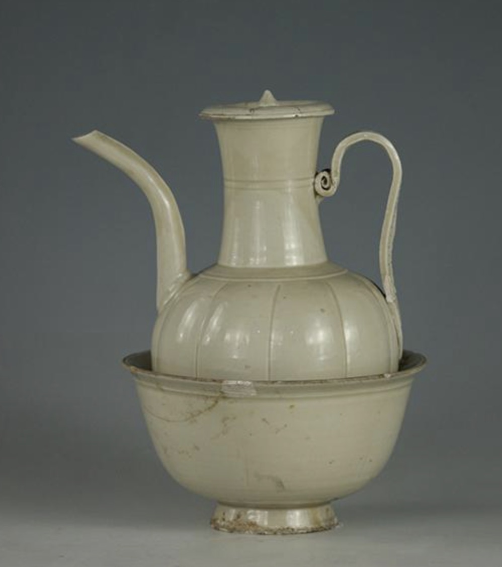 ایک سفید چمکدار ،خربوزے  سے مشابہہ،  مشروب کو مسلسل گرم رکھنے والا جگ نما برتن  ۔ (تصویر : ڈاتھونگ میوزیم کی سرکاری ویب سائٹ سے لی گئی ہے)