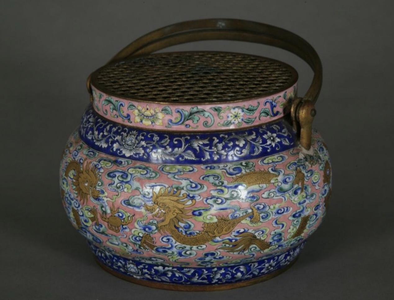 "بادل اور ڈریگن" کی مینا کاری سے مزین ،ہاتھ گرم کرنے والا انگیٹھی کی طرز کا برتن ۔ (پیلس  میوزیم کی سرکاری ویب سائٹ سے لی گئی تصویر )