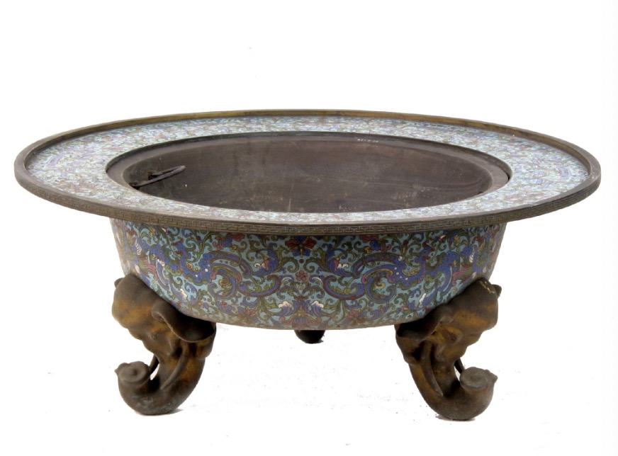 ڈریگن اور فینکس کے نمونوں سے سجی کلازون کی تین ٹانگوں والی انگیٹھی (شین یانگ رائل پیلس  میوزیم کی سرکاری ویب سائٹ سے لی گئی تصویر )