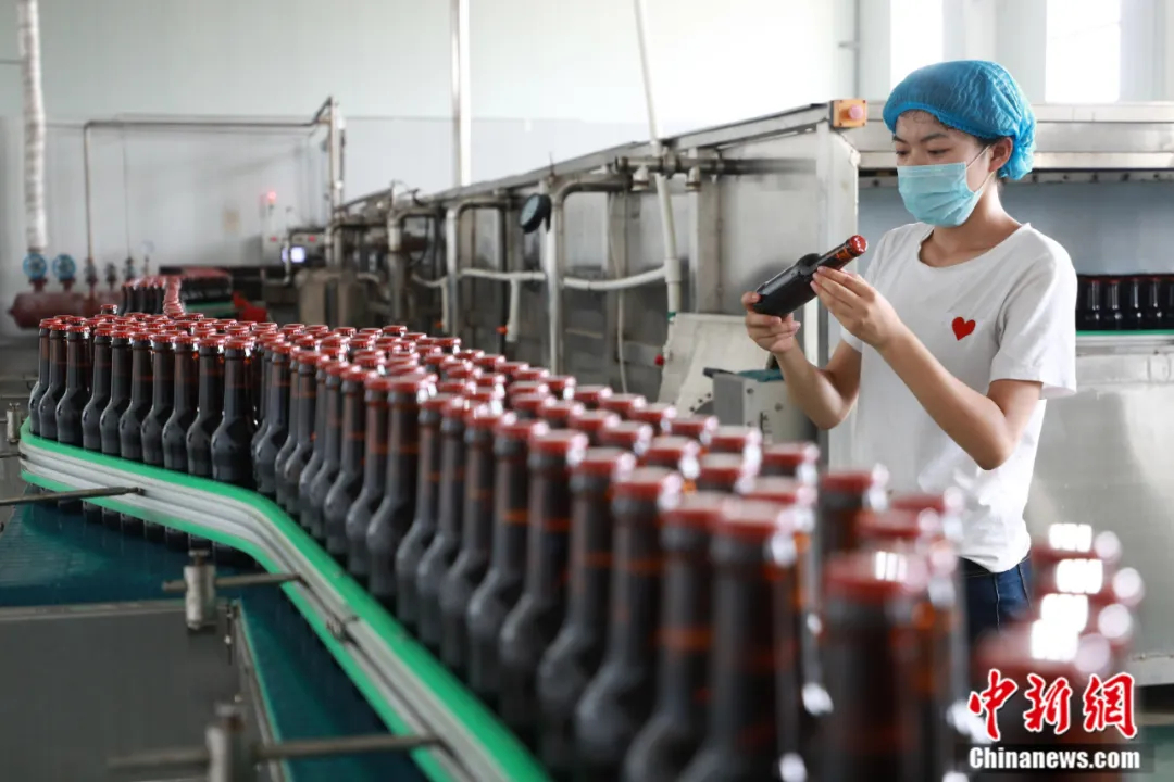 ے چیئو کاونٹی میں ایک کمپنی کی ورکشاپ میں ، عملے کی ایک رکن جوجوبا کے جوس کی بوتل کا جائزہ لے رہی ہے۔ (تصویر: لیو جی دونگ)