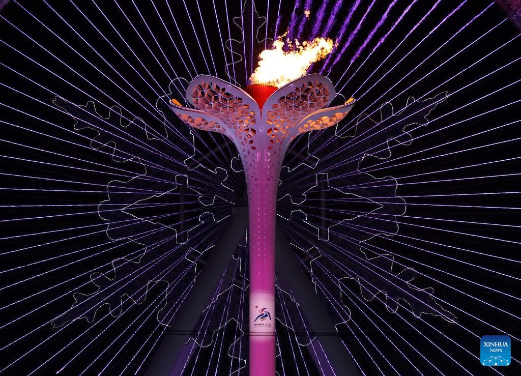 7 فروری 2025۔ شمال مشرقی چین کے صوبے حیلونگ جیانگ  کے شہر ہاربن میں 9 ویں ایشیئن ونٹر  گیمز  کی مشعل  روشن ہے۔ (فائل فوٹو: شنہوا/جینگ حوان سونگ)