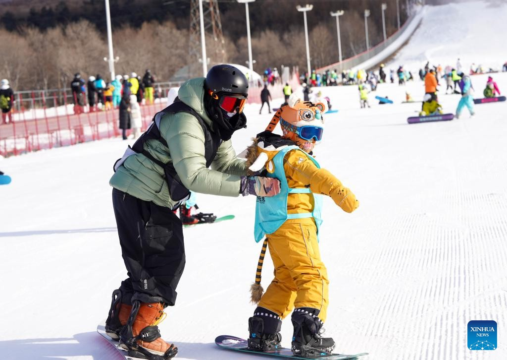 3 دسمبر 2025 ۔ صوبہ جی لین میں پرائمری اور سیکنڈری سکولز کے طلبہ کے لیے پانچ روزہ " سنو بریک" کے دوران ایک بچہ ، سکیئنگ کرنا سیکھ رہا ہے ۔ (فائل فوٹو: شنہوا/یان لن ین )