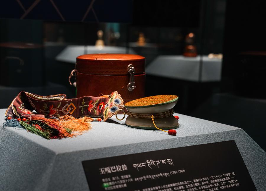 30 اکتوبر 2025 ۔لہاسا کےشی زانگ میوزیم میں نمائش کے لیے رکھی گئی نوادرات ۔ (شنہوا/جو جیائی)