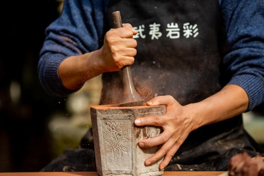 19 دسمبر 2025۔ وویی شان  میں ،پینٹنگ کے لیے رنگین  پتھروں اور مٹی کو پاریک پیسا جا رہا ہے ۔ (چھین ینگ/شنہوا)