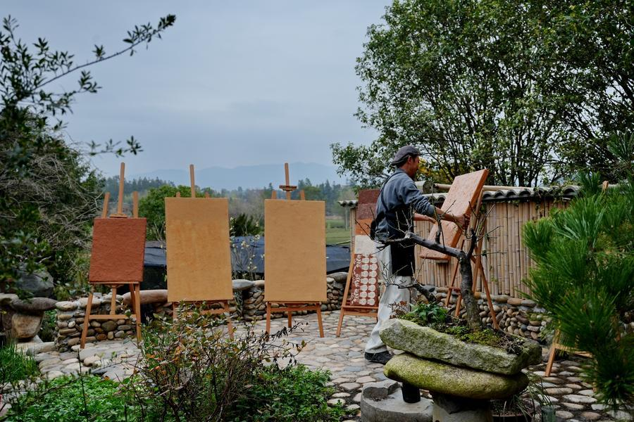 22دسمبر 2025۔ وویی شان  میں قدرتی رنگ  سے بنائی جانے والی  پینٹنگز کا ماہر فنکار پینٹنگز  کے لیے   بورڈ تیار کر رہاہے۔ (چھین ینگ/شنہوا)