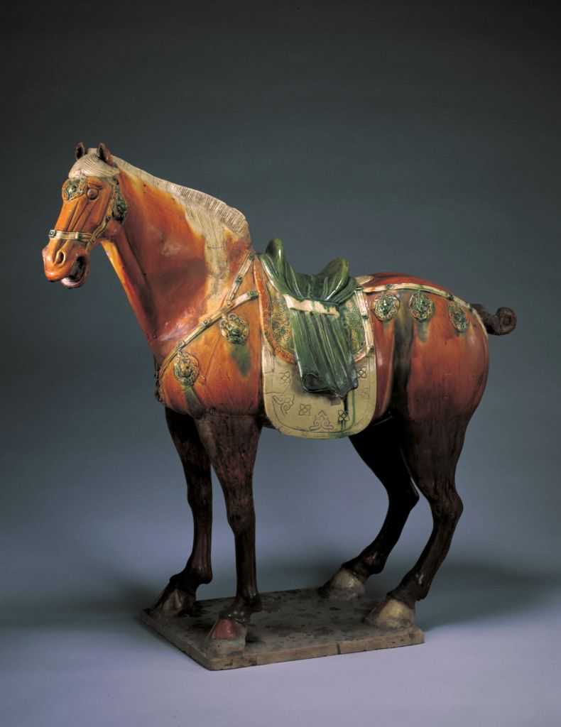 پیلس میوزیم میں رکھا گیا ، چمکیلے روغن والے"سہ رنگی"  گھوڑے کا مجسمہ  (تصویر : پیلس میوزیم )