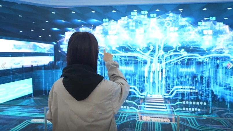 شیونگ آن  اربن کمپیوٹنگ سینٹر  میں عملے کی رکن ، ڈیجیٹل پلیٹ فارم پر کام کر رہی ہیں ۔ (پیپلز ڈیلی آن لائن/یوان مینگ)