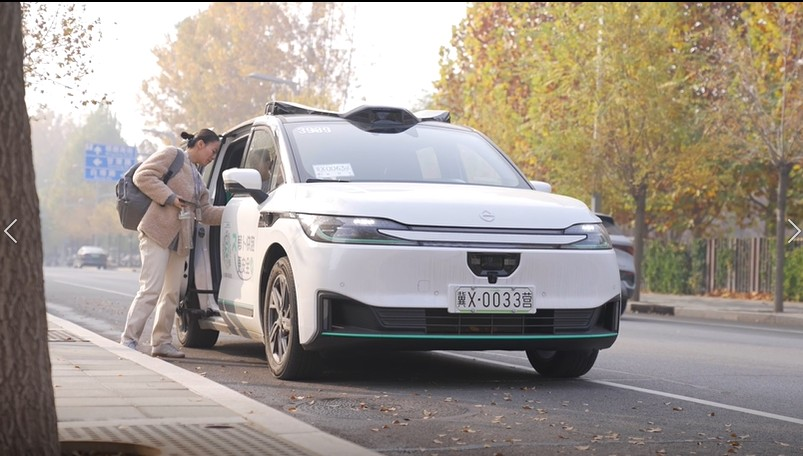 شیونگ آن نیو ایریا میں رائیڈ ہیلنگ پلیٹ فارم کے ذریعے بک کی گئی خودکار گاڑی میں سفر روزمرہ کے معمولات میں شامل ہے۔ (پیپلز ڈیلی آن لائن/یوآن مینگ)