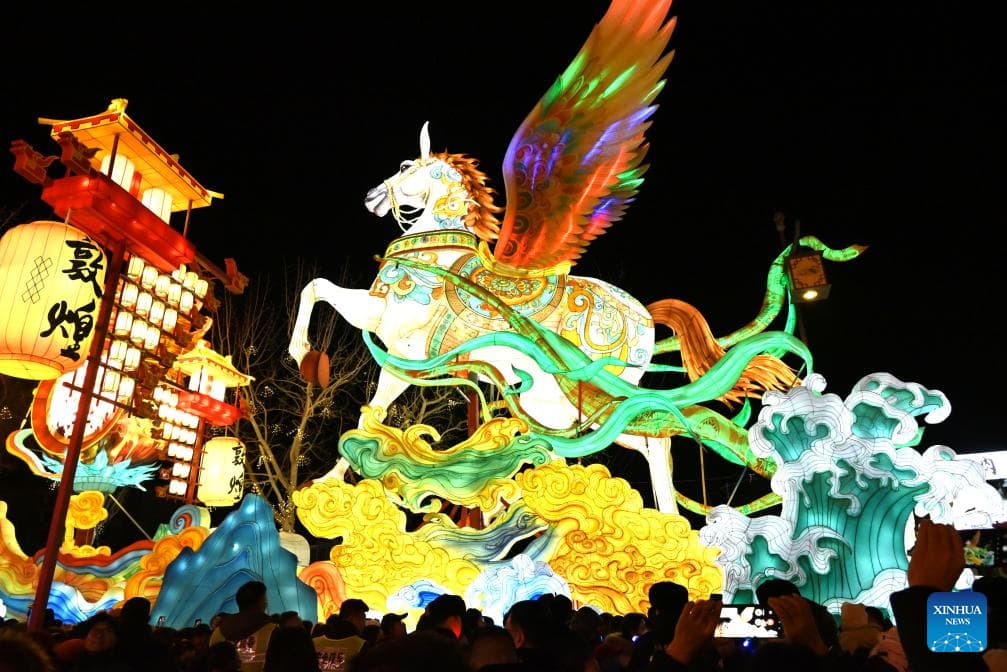 دون حوانگ میں لالٹین میلے  کے دوران  چین کے نئے سال کے جانور ،گھوڑے کی طرز پر بنائی گئی  شاندار لالٹین ۔ (شنہوا/ جانگ شیاو لیانگ )