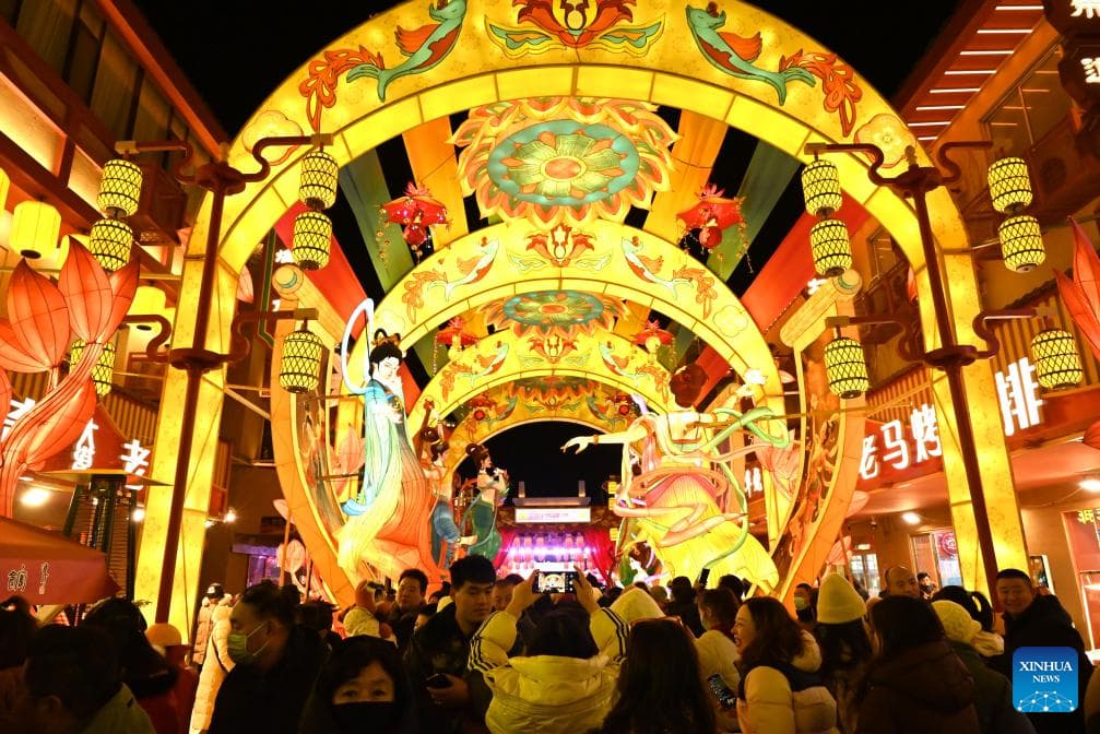 دون حوانگ کی نائٹ مارکیٹ میں  لالٹین میلے کے دوران  سیاحوں کی بھرپو ر گہما گہمی دیکھنے کو ملی۔ (شنہوا/ جانگ شیاو لیانگ )