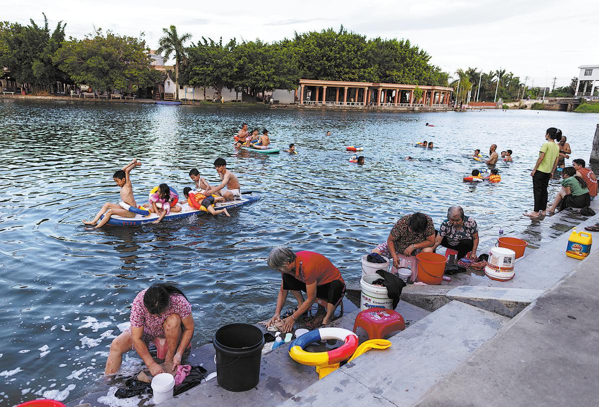 صوبہ گوانگ دونگ کے شہر شان تو میں دریائے لیان جیانگ کے کنارے مقامی لوگ روزمرہ کے معمولات سر انجام دے رہے ہیں جب کہ بچے تفریح میں مشغول ہیں۔ ( نان فانگ ڈیلی ۔ جانگ یوچیونگ ، یاو جی ہاو)