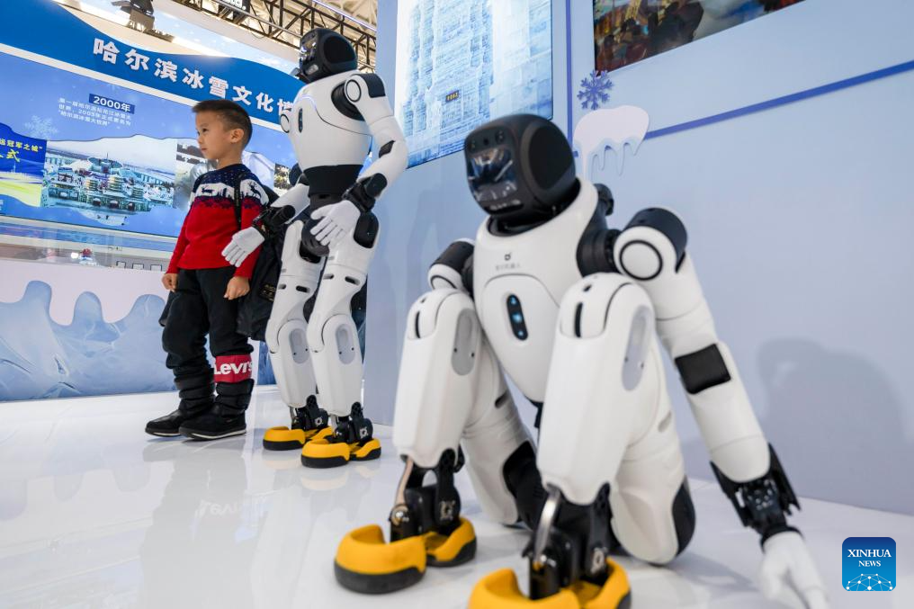 ہاربن انٹرنیشنل آئس اینڈ سنو اکانومی ایکسپو 2026 میں پیش کیے گئے انسان نما روبوٹس ۔ (شنہوا/ جانگ تھاو)
