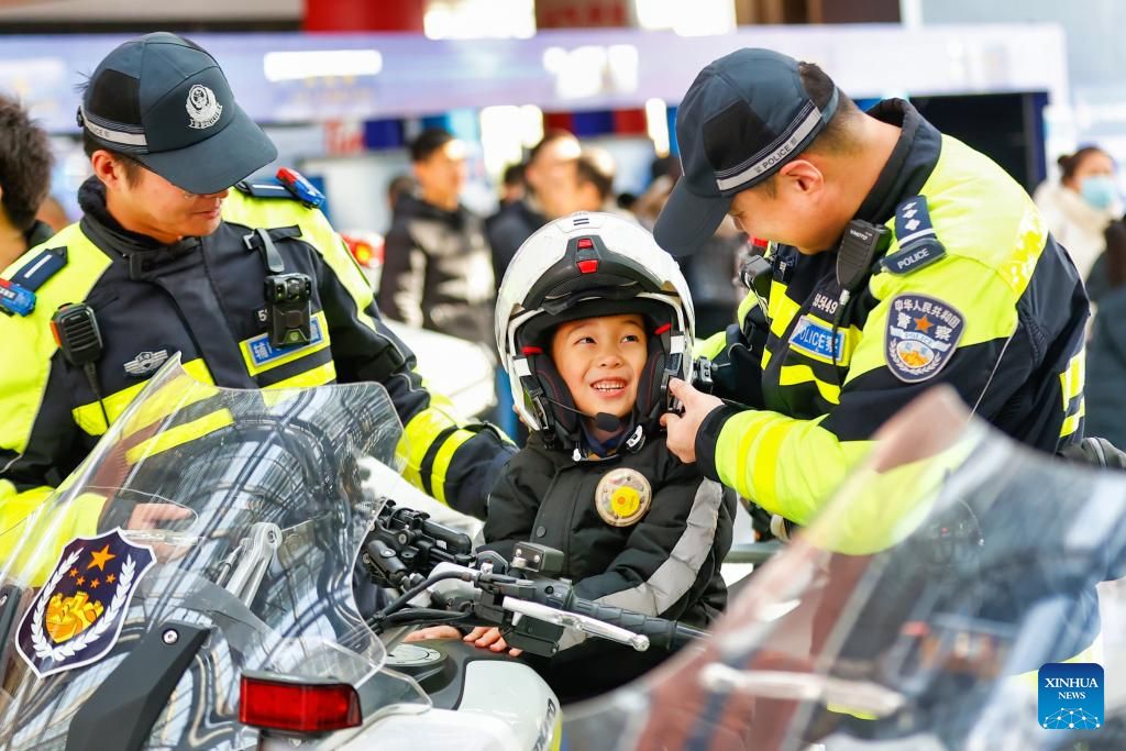 10 جنوری 2026 ، شمالی چین کے شہر ، تھیان میں ایک بچہ پولیس موٹر سائیکل کی سواری سے خوش ہو رہا ہے۔ (شنہوا/ڈو پھینگ ہوئی )