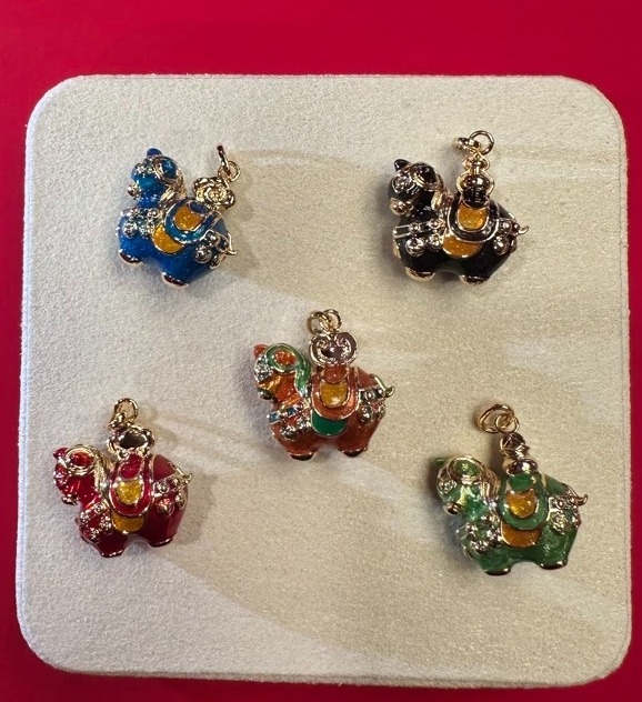 بیجنگ کے گریٹ کینال میوزیم کی جانب سے پیش کیے گئے ،چمکیلے روغن والے  سہ رنگی گھوڑوں سے متاثرہ پینڈینٹ۔ (تصویر/بیجنگ ڈیلی)