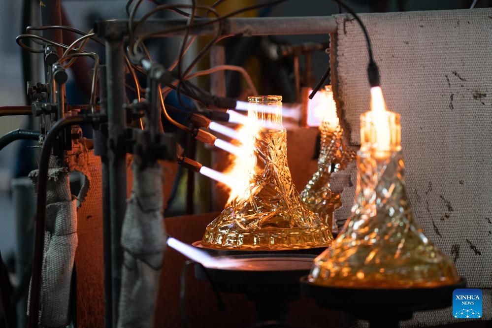 چین کے صوبے آنہوئی کے قصبے شی لیانگ نے حالیہ برسوں میں ، شیشہ سازی کی صنعت میں اس فن کے وارثوں نے اپنی روایتی بنیاد کا فائدہ اٹھاتے ہوئے حقہ سازی کا ایک منفرد شعبہ تشکیل دیا ہے۔یہاں کے تیار کردہ حقے بنیادی طور پر مشرق وسطی، یورپ اور دیگر علاقوں میں برآمد کیے جاتے ہیں۔ &nbsp;(شنہوا/دو یو)