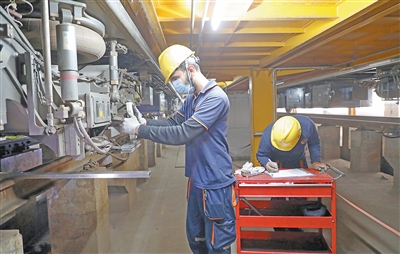 اورنج لائن منصوبے کے گاڑیوں کی دیکھ بھال کے مرکز میں کارکن میٹرو کرنٹ کلیکٹر شُو کی جانچ کر رہے ہیں۔ (جاؤ یی پُھو / پیپلز ڈیلی)