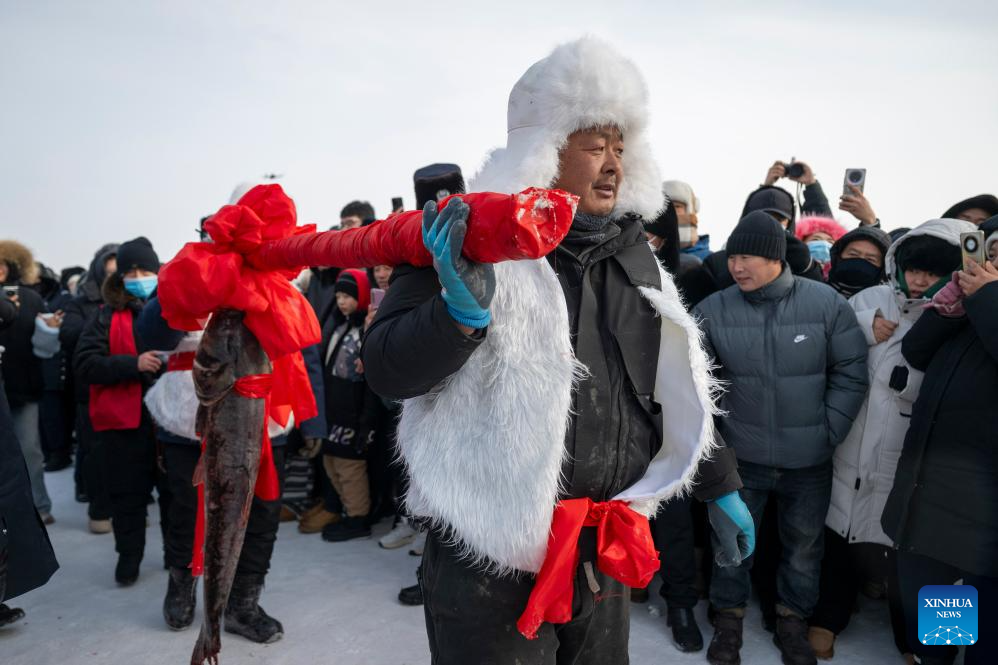 17 جنوری 2026 ،حیلونگ جیانگ میں ماہی گیر شنگ کھائی جھیل میں موسم سرما کے ماہی گیری میلے کے دوران پکڑی گئی پہلی مچھلی کو مرکز کی جانب منتقل کر رہے ہیں۔ہفتے کو چین اور روس کے درمیانبہنے والی ایک سرحدی جھیل شنگ کھائی پر شروع ہوا۔یہاں کے مقامی لوگوں اور سیاحوں کے لیے یہ لوک فنون، کھیلوں اور تفریح کا ایک بھرپور تجربہ فراہم کرتا ہے۔ (شنہوا/جانگ تھاؤ)