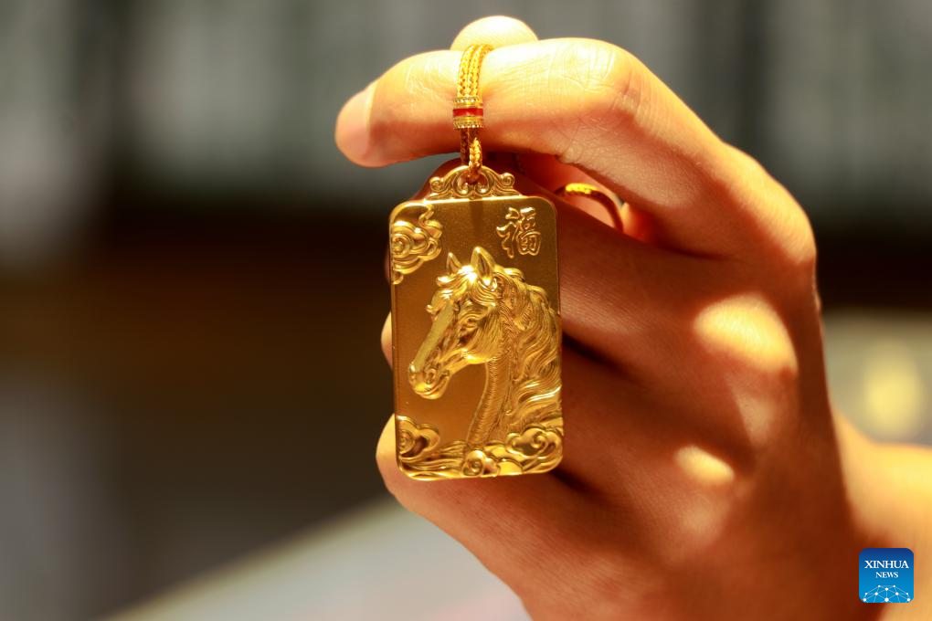 16 جنوری 2026 ۔ مشرقی چین کے صوبے شاندونگ کے شہر بن جو میں،  گھوڑے کے سال کی مناسبت سے تیار کردہ سونے کا لاکٹ ۔ (شنہوا /چو باوروئی)