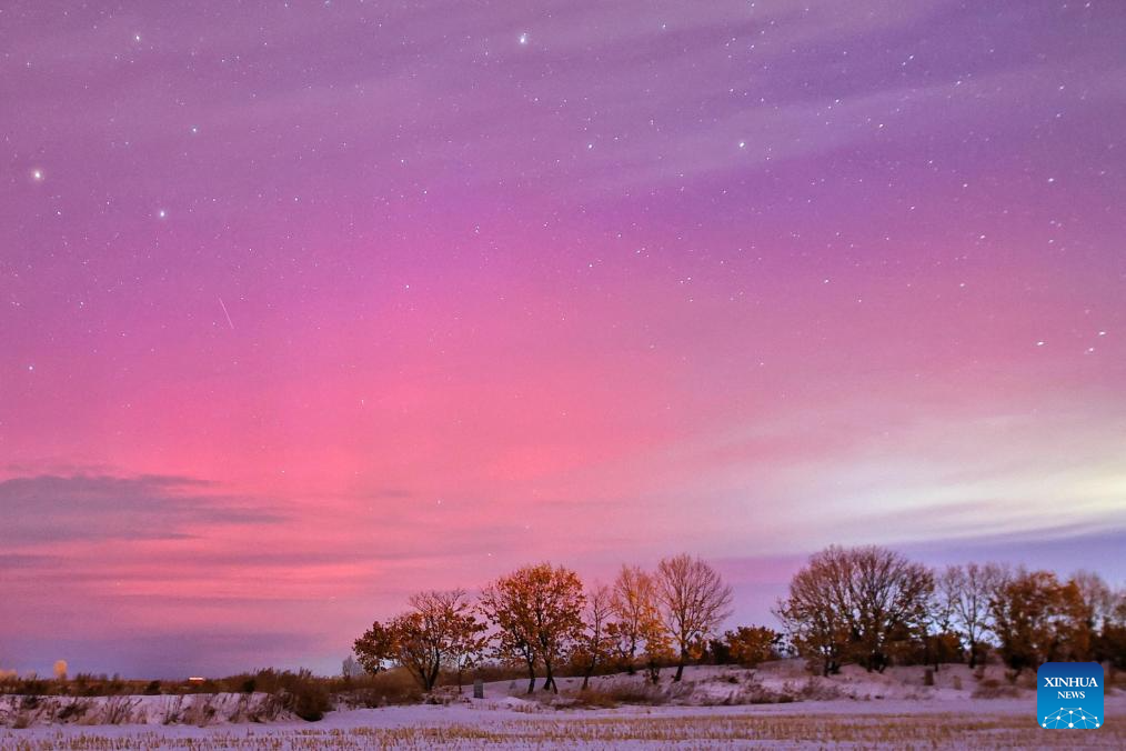 20 جنوری 2026 کو شمال مشرقی چین کے صوبے حیلونگ جیانگ کے شہر تھونگ جیانگ کے آسمان پر  پھیلے شفق کے رنگ ، جنہوں نے تمام منظر کو ایک طلسماتی رنگ دے دیا۔(شنہوا/ لیو وان پھنگ)