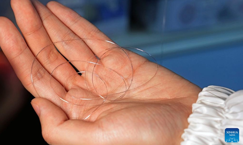 19 جنوری 2026۔شنگھائی کی فودان یونیورسٹی میں&nbsp; ایک ریسرچر"فائبر چپ "کو &nbsp;اپنی ہتھیلی پر رکھ کر اس کی باریکی واضح کر رہا ہے۔(شنہوا/ لیو یِنگ)