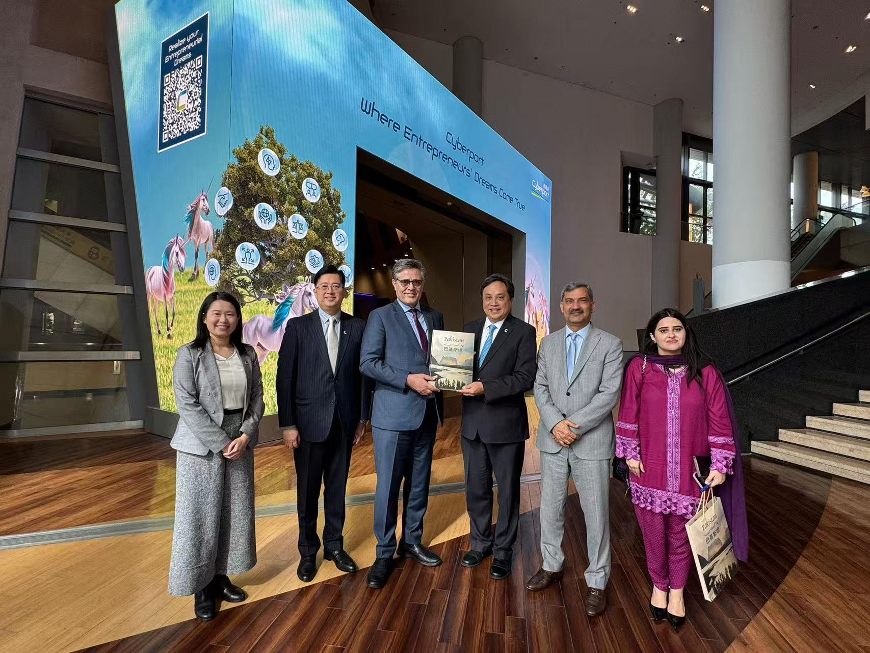  خلیل ہاشمی نے کہا کہ نمائش میں پیش کیے گئے تصویری مجموعے پاکستان کی قدیم تہذیبی جڑوں، اسلامی ورثے، تحریکِ آزادی، جغرافیے اور قدرتی مناظر، تاریخی عمارات، مذہبی فنِ تعمیر، فنون و سائنس، کھیلوں، زبانوں اور پاکستان میں رہنے والی مختلف قومیتوں پر مبنی ایک بصری سفر پیش کرتے ہیں، جو پاکستان کو ایک کثیرالجہت اور ارتقا پذیر تہذیب کے طور پر نمایاں کرتے ہیں۔ انہوں نے پاکستان اور چین کے درمیان ثقافتی ہم آہنگیوں کی بھی نشاندہی کی، جن میں گندھارا آرٹ جیسے مشترکہ تاریخی ورثے شامل ہیں۔