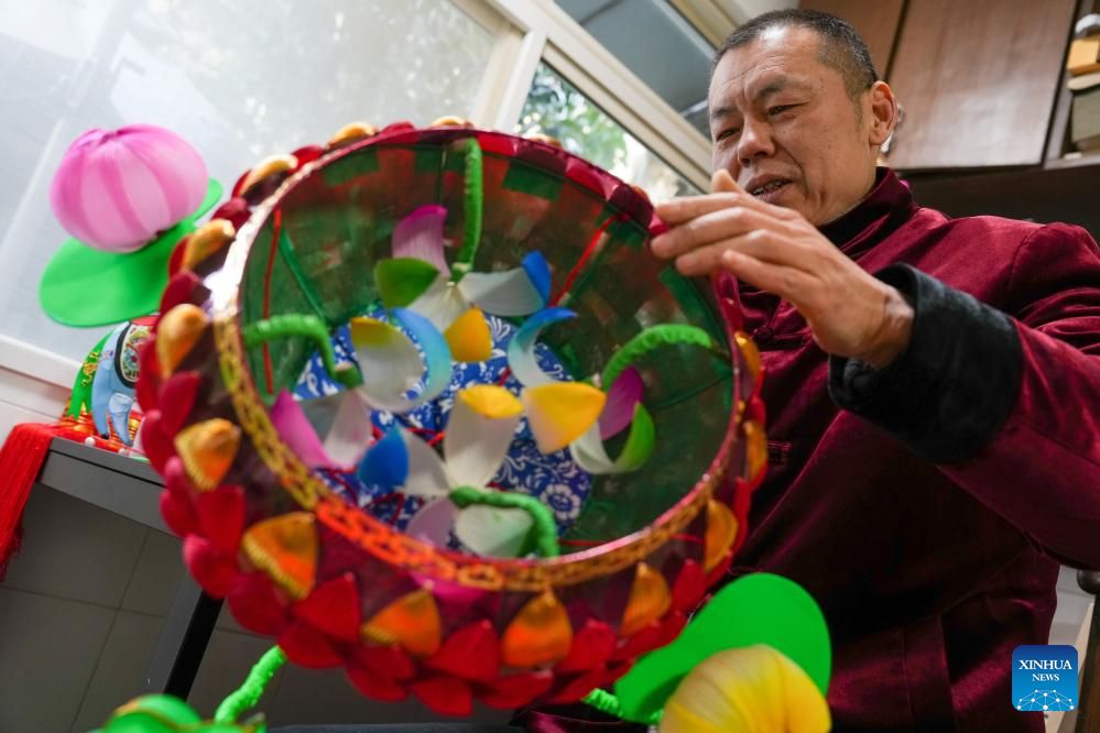 مشرقی چین کے صوبے جیانگ سو میں روایتی چینی لالٹین بنانے کے فن کا ماہر 58 سالہ لو من،ایک ایسے گھرانے سے تعلق رکھتا ہے جہاں لالٹین سازی ایک فن اور عبادت ہے ۔ اس کی بنیاد اس کے دادا لوشی رونگ نے رکھی تھی ۔ لو من نے محض 8 برس کی عمر میں اپنے والد سے یہ فن سیکھنا شروع کیا تھا۔  لو من کی پیشہ ورانہ زندگی چن ہوائی لالٹین فیسٹیول کی ترقی کے ساتھ منسلک رہی ، گزشتہ دہائیوں میں اس نے اس روایتی رسم کو ایک مقامی تقریب سے بتدریج ترقی کرتے ہوئے ایک عظیم جشن میں تبدیل ہوتے دیکھاہے۔ستمبر 2020 میں، اسے چن ہوائی لالٹین فیسٹیول کا صوبائی سطح کا وارث تسلیم کیا گیا۔  لو من کا کہنا ہے کہ ہر سال اپنے ہاتھ کی بنائی ہوئی لالٹینوں کی پوری کھیپ کو بیچنا میرے بچوں کو رخصت کرنے جیسا ہے۔ جب لو اور اس کے ساتھیوں کی بنائی ہوئی لالٹینیں قدیم نانجنگ کی گلیوں اور راستوں کو روشن کرتی ہیں تو فضا میں تہوار کا ماحول ایک نئی گرم جوشی جگاتا محسوس ہوتا ہے ۔ (شنہوا/لی بو)