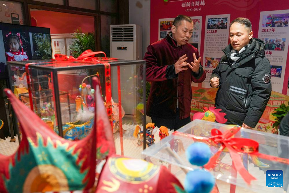 21 جنوری6 202۔ لو من ، 40 ویں چن ہوائی لالٹین فیسٹیول کے دوران ، نانجنگ کے بائی لو جو پارک میں روایتی چینی لالٹین بنا نے کی تکنیک سے متعارف کروا رہا ہے ۔(شنہوا/ لی بو)