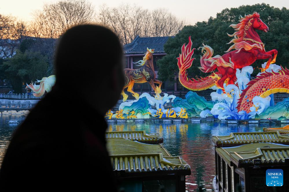 21 جنوری6 202۔ 40 ویں چن ہوائی لالٹین فیسٹیول کے دوران ، نانجنگ کا بائی لو جو پارک ، لو من کی تخلیق کردہ شاندار روایتی لالٹینوں سے سجا ہوا ہے ۔(شنہوا/ لی بو)