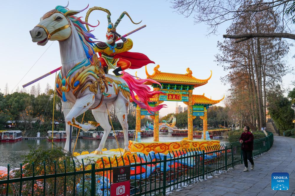 21 جنوری6 202۔ لو من ، 40 ویں چن ہوائی لالٹین فیسٹیول کے دوران ، نانجنگ کے بائی لو جو پارک میں اپنی بنائی گئی لالٹینوں کے نصب شدہ &nbsp;ماڈل کے ساتھ ۔(شنہوا/ لی بو)