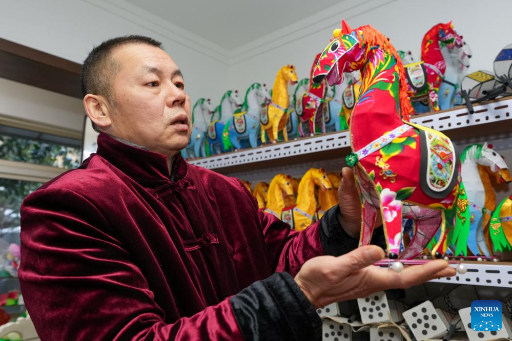 21 جنوری6 202۔ نانجنگ میں لو من ، اپنے سٹوڈیو میں چینی قمری سال کے جانور گھوڑے کی مناسبت سے تیار کردہ لالٹین دکھا رہا ہے۔ (شنہوا/ لی بو)