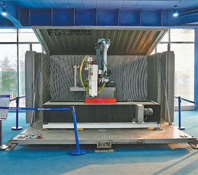 صوبہ حہ بے کے شیونگ آن نیو ایریا میں زیر تعمیر ، شیونگ آن ونگز کی مرکزی عمارت کے گراونڈ فلور کی "کیپسول فیکٹری " میں تھری ڈی پرنٹر کام میں مصروف ہے۔ ( جاو وئے تھونگ )