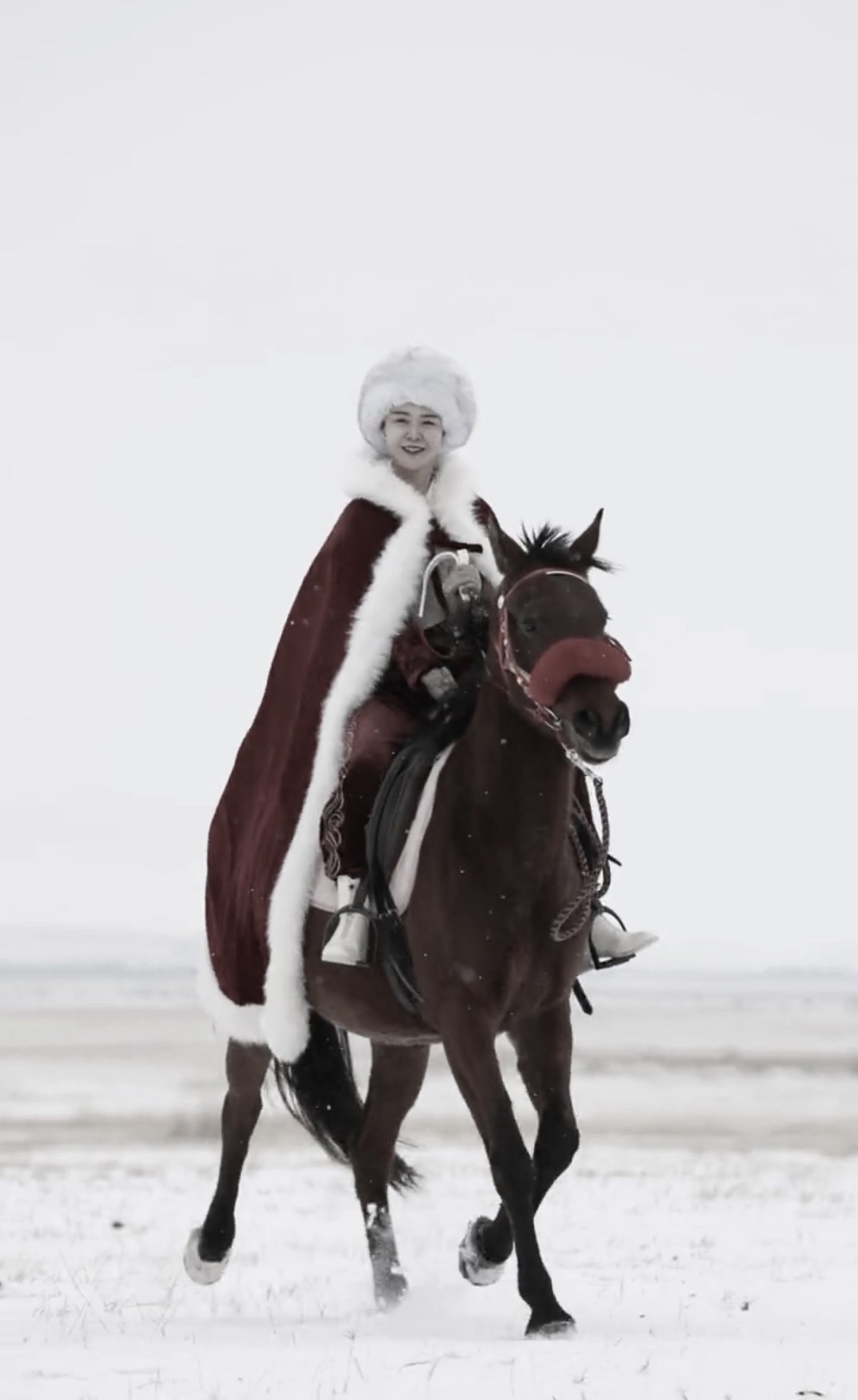 14 جنوری 2026 ۔سنکیانگ ویغور خود اختیار علاقے کی زرعی مصنوعات کے برینڈ ڈویلپمنٹ اینڈ پروڈکشن-سیلز سروس سینٹر کی آنجہانی ڈائریکٹر حہ جیالونگ ۔ (لائیو سٹریم کا سکرین شاٹ )