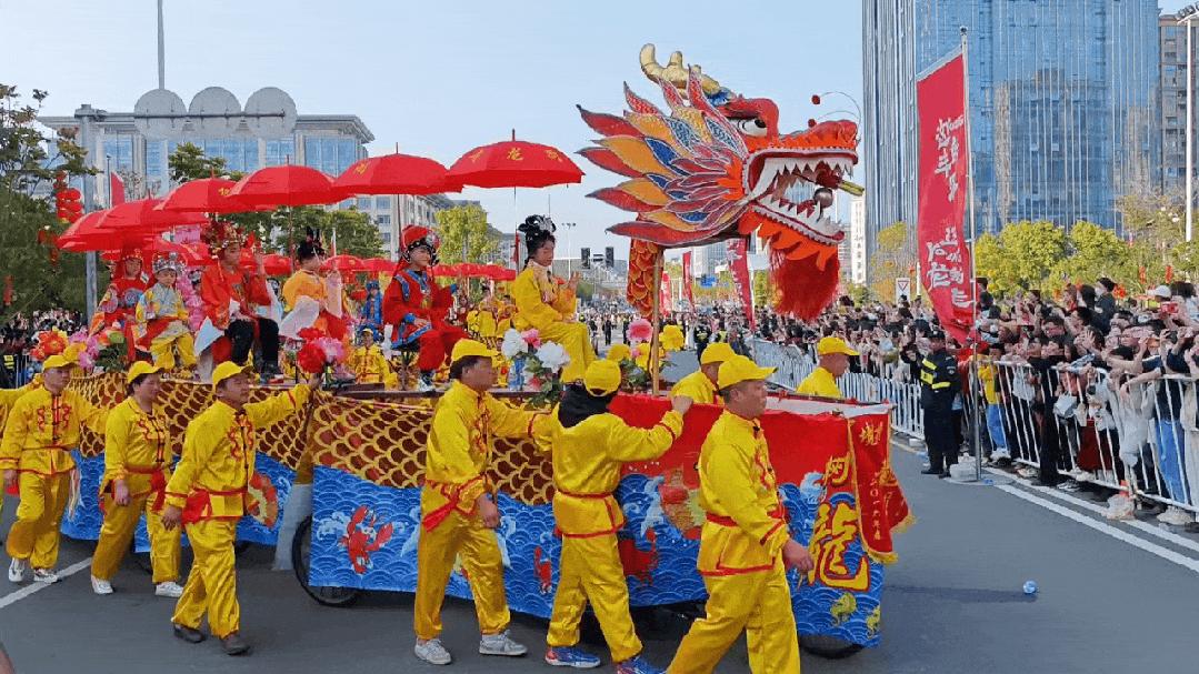 چین کے صوبے فوجیان کے شہر چھون جو میں لوگ ، " ٹسائی جئے&nbsp; "سٹریٹ پریڈ سے لطف اندوز ہو رہے ہیں ۔ (تصویر ، چھوان جو میونسپل گورنمنٹ کی سرکاری ویب سائیٹ سے لی گئی ہے)
