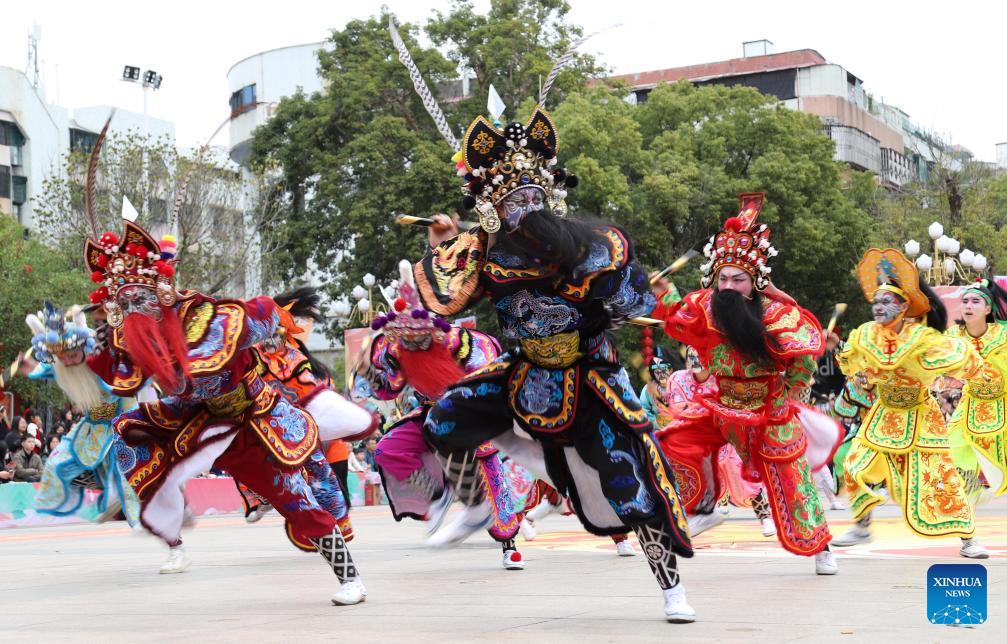 2 فروری 2025۔ جنوبی چین کے صوبے گوانگ دونگ میں جشن بہار کے دوران اینگ گہ&nbsp; ڈانس گروپ&nbsp; پرفارم کر رہا ہے۔ &nbsp;(شنہوا۔ &nbsp;یاو جن)